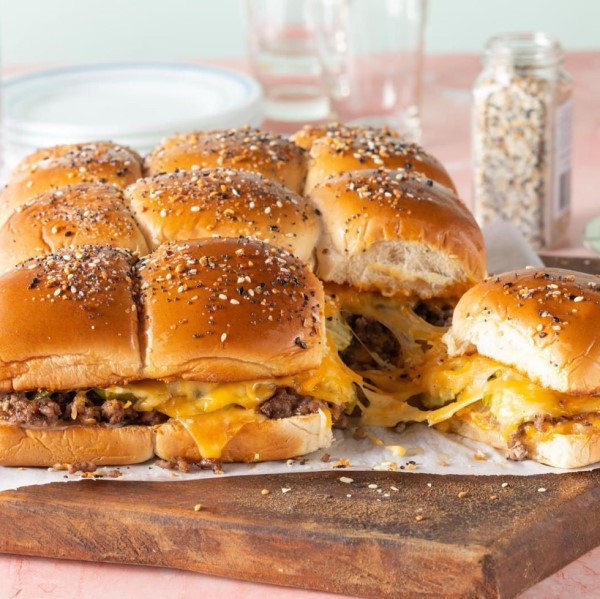 tailgate-appetizers-cheeseburger-sliders-recipe-64f79407b0e64.jpg-600x