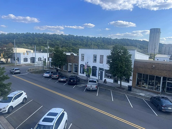 LMS Parkway 2_600 Leeds Main Street is the recipient of a grant enabling them to conduct a Rocking Chair Art Competition. The Rocking Chair Art Competition is made possible thanks to a Project Grant from the Alabama Council on the Arts.